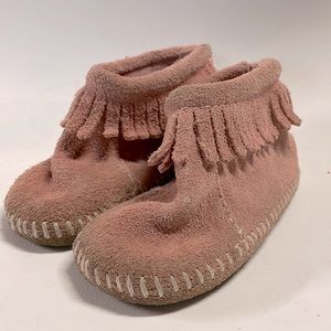 Minnetonka Moccasins baby girl 4 light pink